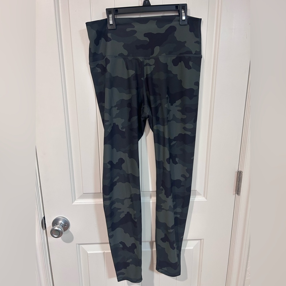 Old Navy Camo High-Rise Active Leggings in Green and Black